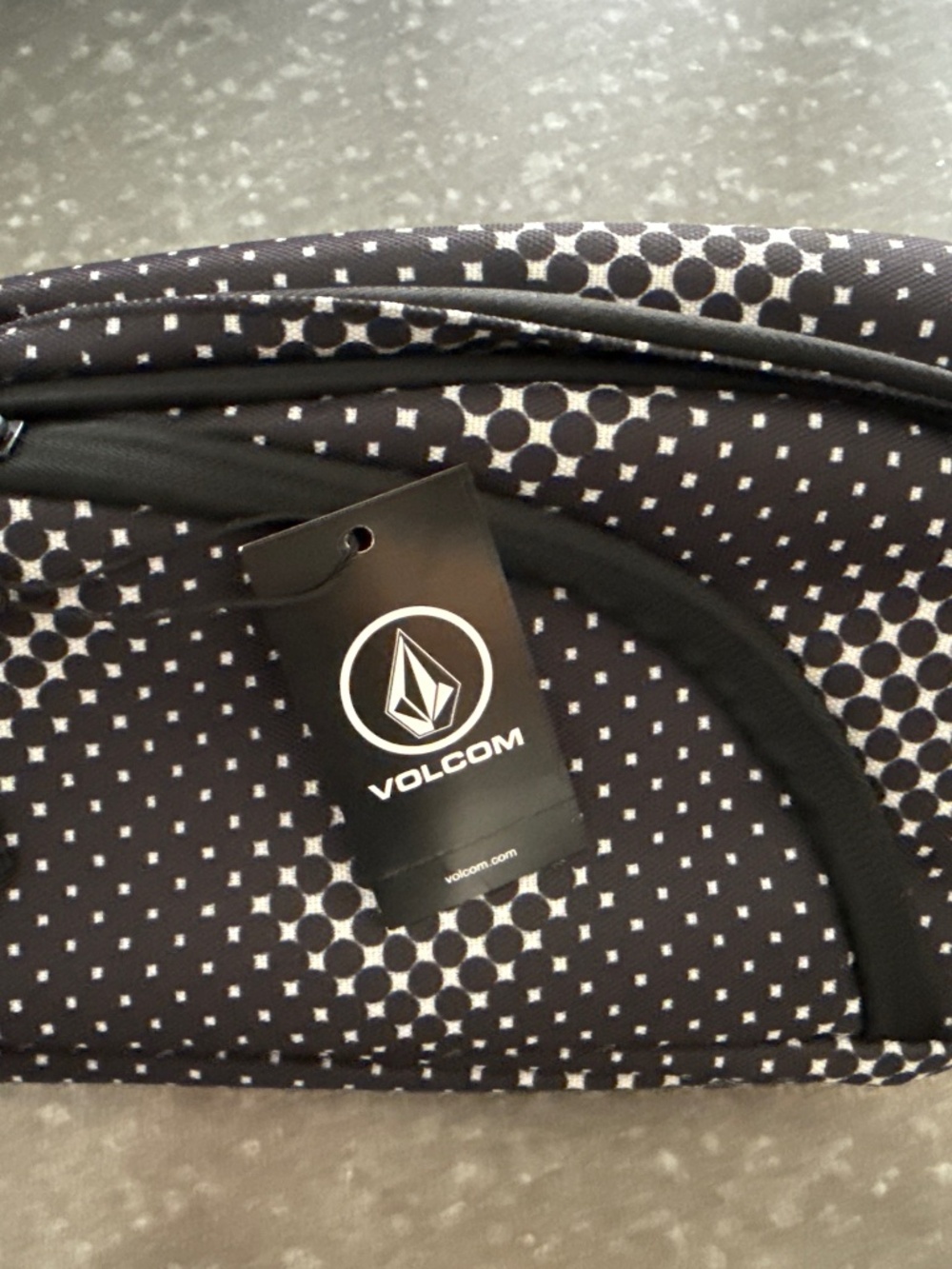 New with original tags! 🖤 Volcom Waisted Pack in classic black.